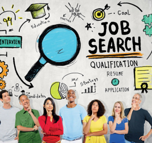 Gruppe von Menschen steht vor Wand mit Symbolen und Begriffen rund um Jobsuche und Bewerbung.