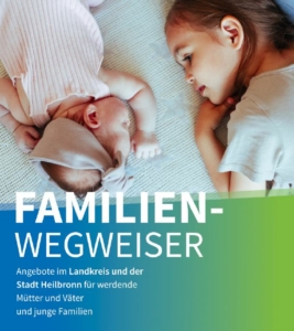 Kleines Kind liegt neben einem Baby, darüber der Schriftzug „Familienwegweiser“ mit Infos.