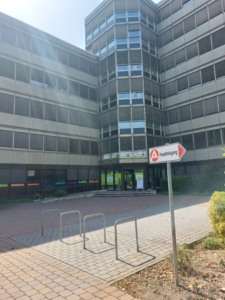 Das Bild zeigt den neuen Eingang der JUBA in der Agentur für Arbeit Heilbronn